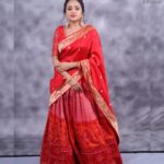 Suma Kanakala Instagram - ❤️ Styled by @shravyavarma Assisted by @ushacherukuri_ Collaboration with Outfit @lathadeeks Jewellery @neelias_official Makeup @emraanartistry Hair @bridalstudionoor Photography @tashi_picturesque #sumakanakala #anchorsuma #suma #anchorsumakanakala #sumaadda