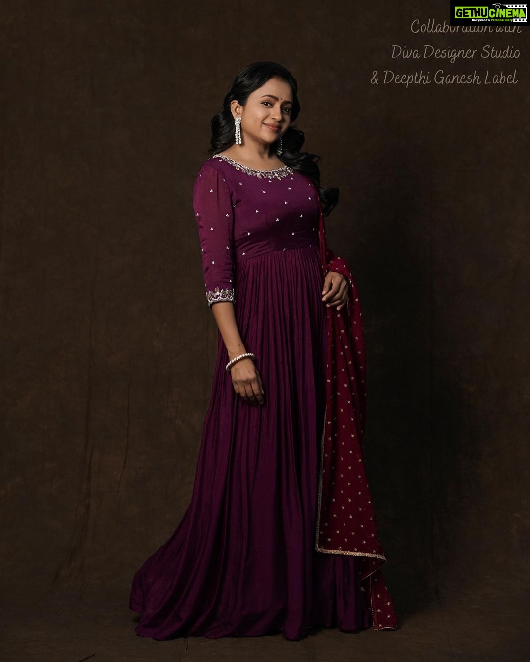 Suma Kanakala Instagram - π Styled by @shravyavarma Assisted by @ushacherukuri_ Collaboration with Outfit @diva_designer_studio_ Jewellery @deepthiganeshlabel Makeup @madhu_derangula Hair @malla_reddy_hairstylist Photography @_anupphotography Edit @srikanth_44 #sumakanakala #suma #anchorsuma #anchorsumakanakala #throwback #wednesday