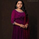 Suma Kanakala Instagram - 💖 Styled by @shravyavarma Assisted by @ushacherukuri_ Collaboration with Outfit @diva_designer_studio_ Jewellery @deepthiganeshlabel Makeup @madhu_derangula Hair @malla_reddy_hairstylist Photography @_anupphotography Edit @srikanth_44 #sumakanakala #suma #anchorsuma #anchorsumakanakala #throwback #wednesday