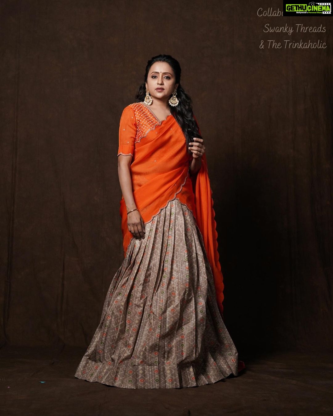 Suma Kanakala Instagram - 🧡 Styled by @shravyavarma Assisted by @ushacherukuri_ Collaboration with Outfit @swanky_threads Jewellery @thetrinkaholic Makeup @madhu_derangula Hair @koduruamarnath Photography @_anupphotography Edit @srikanth_44 #sumakanakala #suma #anchorsuma #anchorsumakanakala #sumaadda #saturday