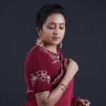Suma Kanakala Instagram - In the midst of challenges; find your strength! Styled by @stylebyannapurna Collaboration with Outfit @tejaswinireddy_couture Jewellery @alluringaccessories.a2 Hair @koduruamarnath Photography @valmikiramuphotography #sumakanakala #suma #anchorsuma #anchorsumakanakala #friyay