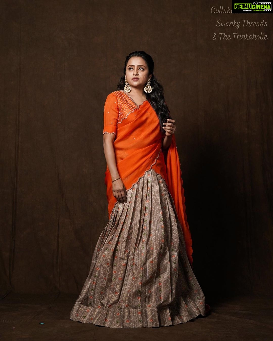 Suma Kanakala Instagram - 🧡 Styled by @shravyavarma Assisted by @ushacherukuri_ Collaboration with Outfit @swanky_threads Jewellery @thetrinkaholic Makeup @madhu_derangula Hair @koduruamarnath Photography @_anupphotography Edit @srikanth_44 #sumakanakala #suma #anchorsuma #anchorsumakanakala #sumaadda #saturday