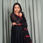 Suma Kanakala Instagram - 🖤 Styled by @officialanahita Collaboration with @diva_designer_studio_ Hair @malla_reddy_hairstylist Photography @valmikiramuphotography #sumakanakala #suma #anchorsuma #anchorsumakanakala #saturday #weekend