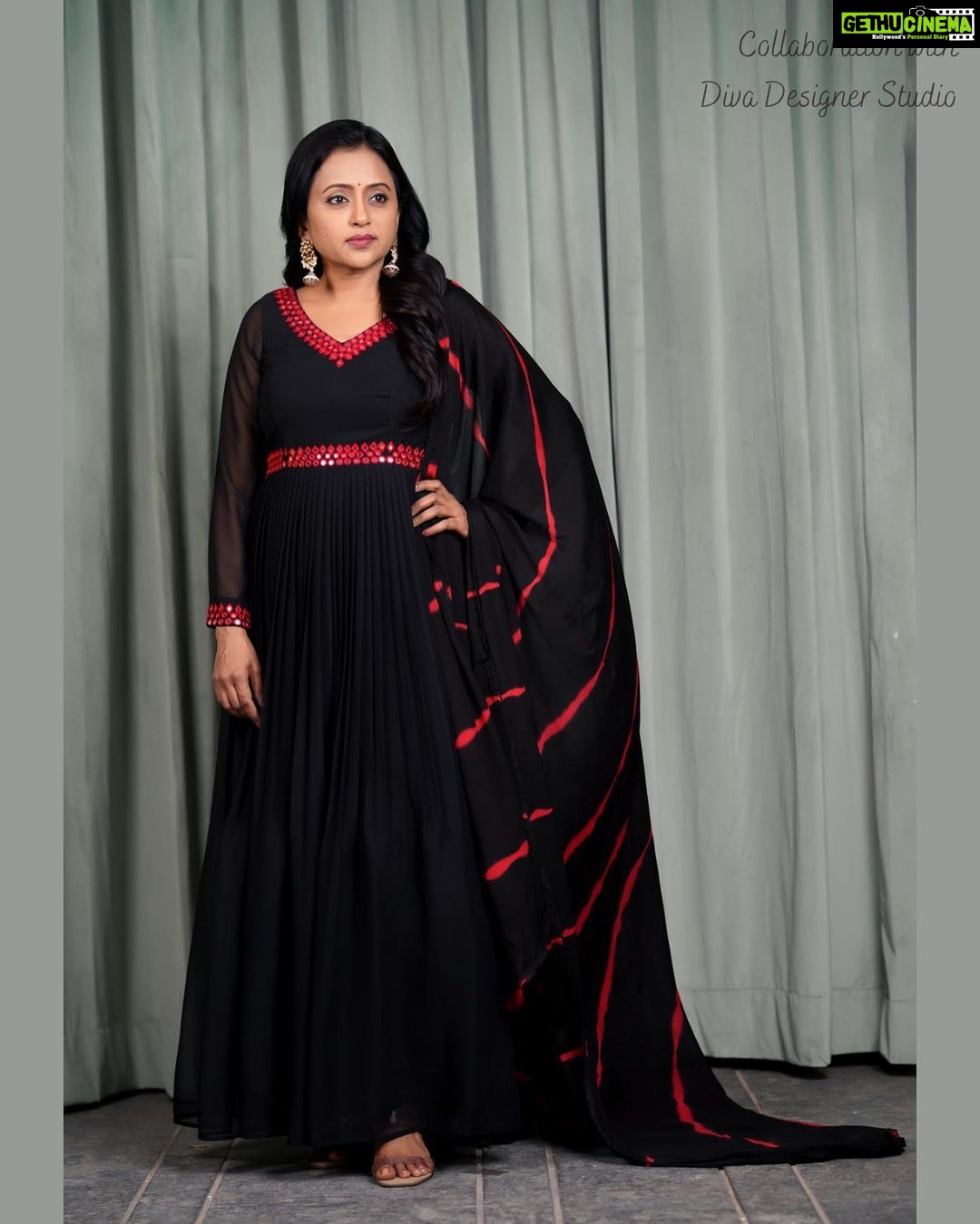 Suma Kanakala Instagram - 🖤 Styled by @officialanahita Collaboration with @diva_designer_studio_ Hair @malla_reddy_hairstylist Photography @valmikiramuphotography #sumakanakala #suma #anchorsuma #anchorsumakanakala #saturday #weekend