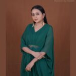 Suma Kanakala Instagram – 🌱

Styled by @officialanahita 

Collaboration with 
Outfit @prashantikumarlabel 
Jewellery @accessoriesbyanandita 

Makeup @madhu_derangula 
Hair @mahesh_ravulapalli 

Photography @valmikiramuphotography 

#sumakanakala #suma #anchorsuma #anchorsumakanakala #annimanchisakunamule #tuesday