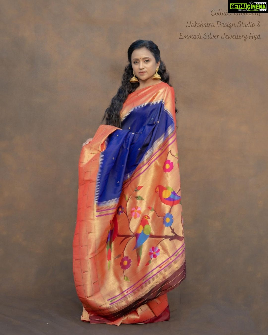 Suma Kanakala Instagram - Have a colourful week! 🦜 Collaboration with Outfit @nakshatradesignstudio Jewellery @emmadi_silver_jewellery_hyd Makeup & Hair @emraanartistry Photography @_anupphotography #sumakanakala #suma #anchorsumakanakala #anchorsuma #mondayblues #monday #saree