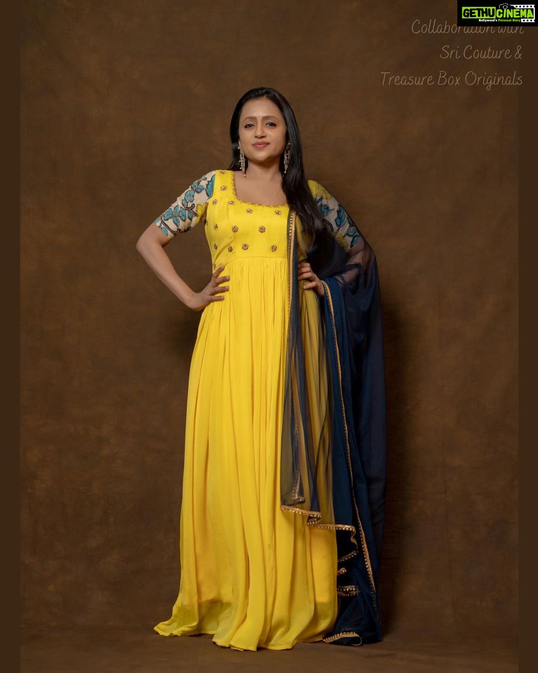 Suma Kanakala Instagram - Happy Sunday π Styled by @shravyavarma Assisted by @ushacherukuri_ Collaboration with Outfit @sricouture Jewellery @treasureboxoriginals Makeup @madhu_derangula Hair @malla_reddy_hairstylist Photography @_anupphotography #sumakanakala #anchorsuma #anchorsumakanakala #suma #ootd #sunday