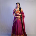 Suma Kanakala Instagram - Happy Monday y’all! ❤️ Styled by @shravyavarma Assisted by @ushacherukuri_ Collaboration with Outfit @sujathagundoju Jewellery @treasureboxoriginals Makeup @madhu_derangula Hair @malla_reddy_hairstylist Photography @swipeupproductions #sumakanakala #suma #anchorsuma #anchorsumakanakala #monday #sumaadda