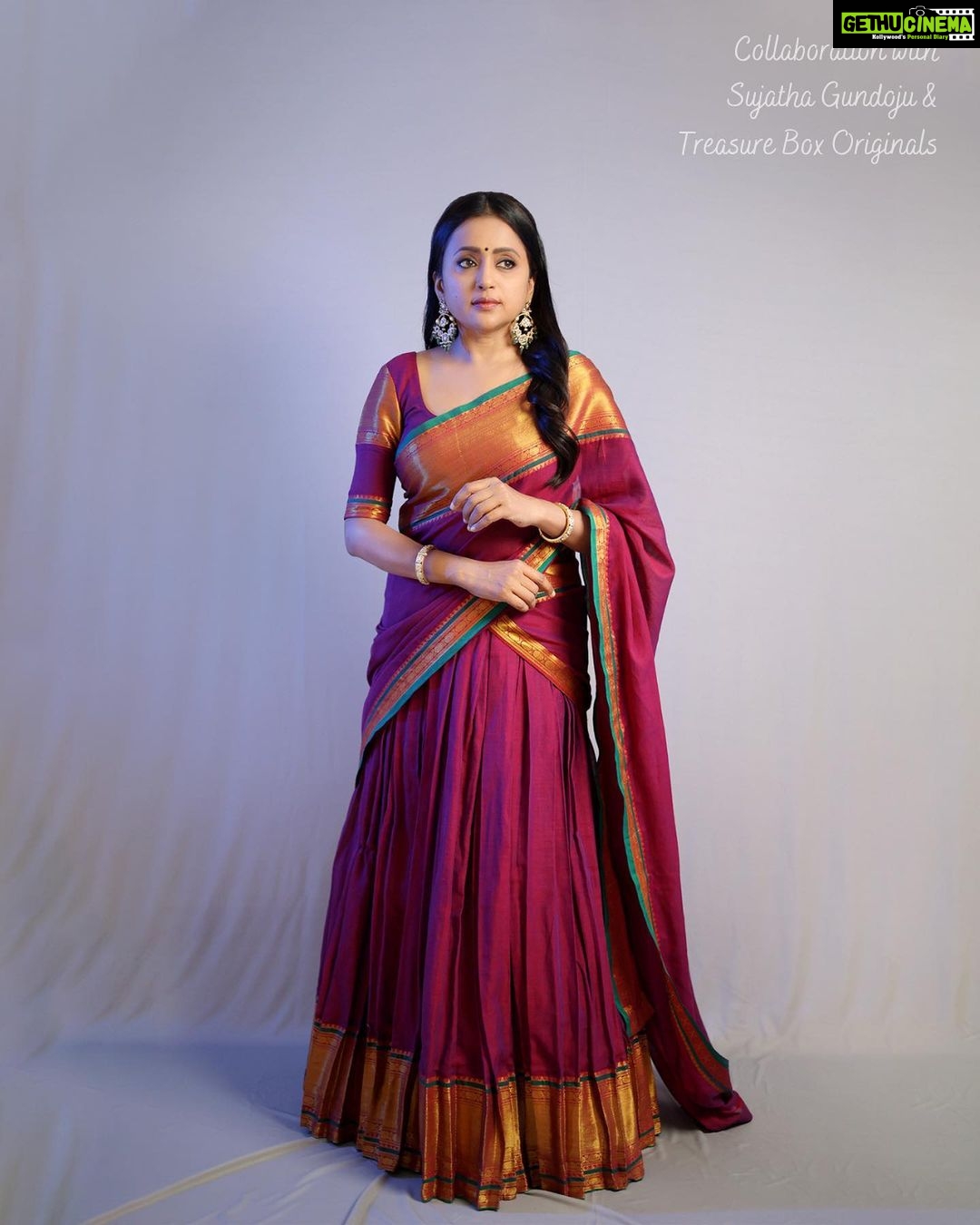 Suma Kanakala Instagram - Happy Monday y’all! ❤️ Styled by @shravyavarma Assisted by @ushacherukuri_ Collaboration with Outfit @sujathagundoju Jewellery @treasureboxoriginals Makeup @madhu_derangula Hair @malla_reddy_hairstylist Photography @swipeupproductions #sumakanakala #suma #anchorsuma #anchorsumakanakala #monday #sumaadda