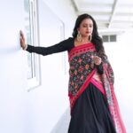 Suma Kanakala Instagram - 🖤❤️ Styled by @officialanahita Style team @pranathivarma.k Collaboration with Outfit @alankaar_artstudio Earrings @kiara.Jewelry Bangle & Ring: @adornablesbysonalimehra Makeup @emraanartistry Hair @malla_reddy_hairstylist Photography @valmikiramuphotography #sumakanakala #suma #anchorsuma #anchorsumakanakala #throwbacktuesday #sumaadda