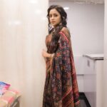 Suma Kanakala Instagram - 🖤 Styled by @shravyavarma Assisted by @ushacherukuri_ Collaboration with Outfit @etniko.in Jewellery @treasureboxoriginals Makeup & Hair @emraanartistry #sumakanakala #suma #anchorsuma #anchorsumakanakala #ootd #saree #throwbackthursday