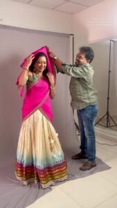 Suma Kanakala Instagram - The Pallu flowing Photograph 😂 Styled by @shravyavarma Assisted by @ushacherukuri_ Collabaration with Outfit @deepthiganeshlabel Jewellery @treasureboxoriginals Makeup @madhu_derangula Hair @malla_reddy_hairstylist #sumakanakala #anchorsuma #suma #anchorsumakanakala #bts #behindthescenes #sumaadda