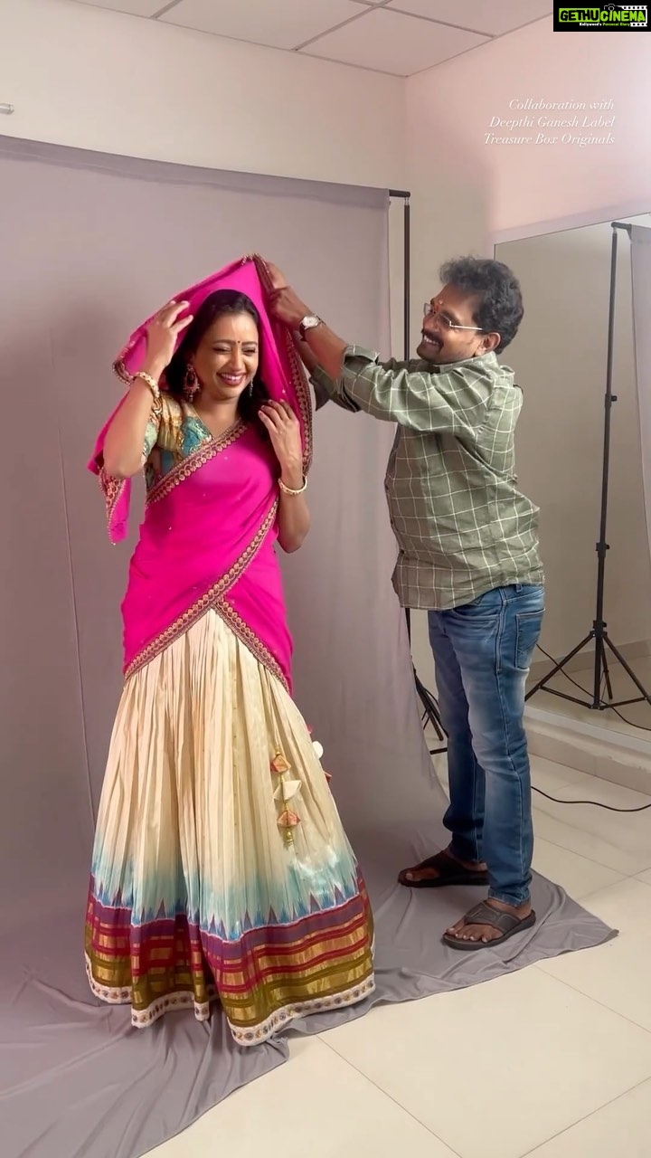 Suma Kanakala Instagram - The Pallu flowing Photograph 😂 Styled by @shravyavarma Assisted by @ushacherukuri_ Collabaration with Outfit @deepthiganeshlabel Jewellery @treasureboxoriginals Makeup @madhu_derangula Hair @malla_reddy_hairstylist #sumakanakala #anchorsuma #suma #anchorsumakanakala #bts #behindthescenes #sumaadda