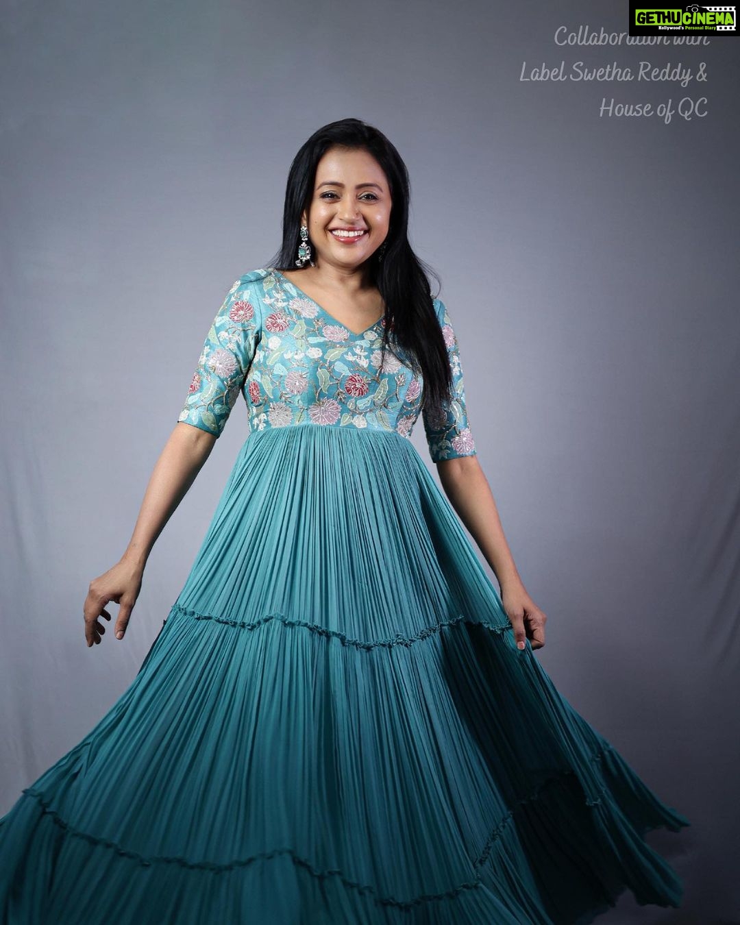 Suma Kanakala Instagram - 🦋 Styled by @shravyavarma Assisted by @ushacherukuri_ Collaboration with Outfit @labelswethareddy Jewellery @houseofqc Makeup @madhu_derangula Hair @malla_reddy_hairstylist Photography @swipeupproductions #sumakanakala #suma #anchorsuma #anchorsumakanakala #ootd #throwback #saturday