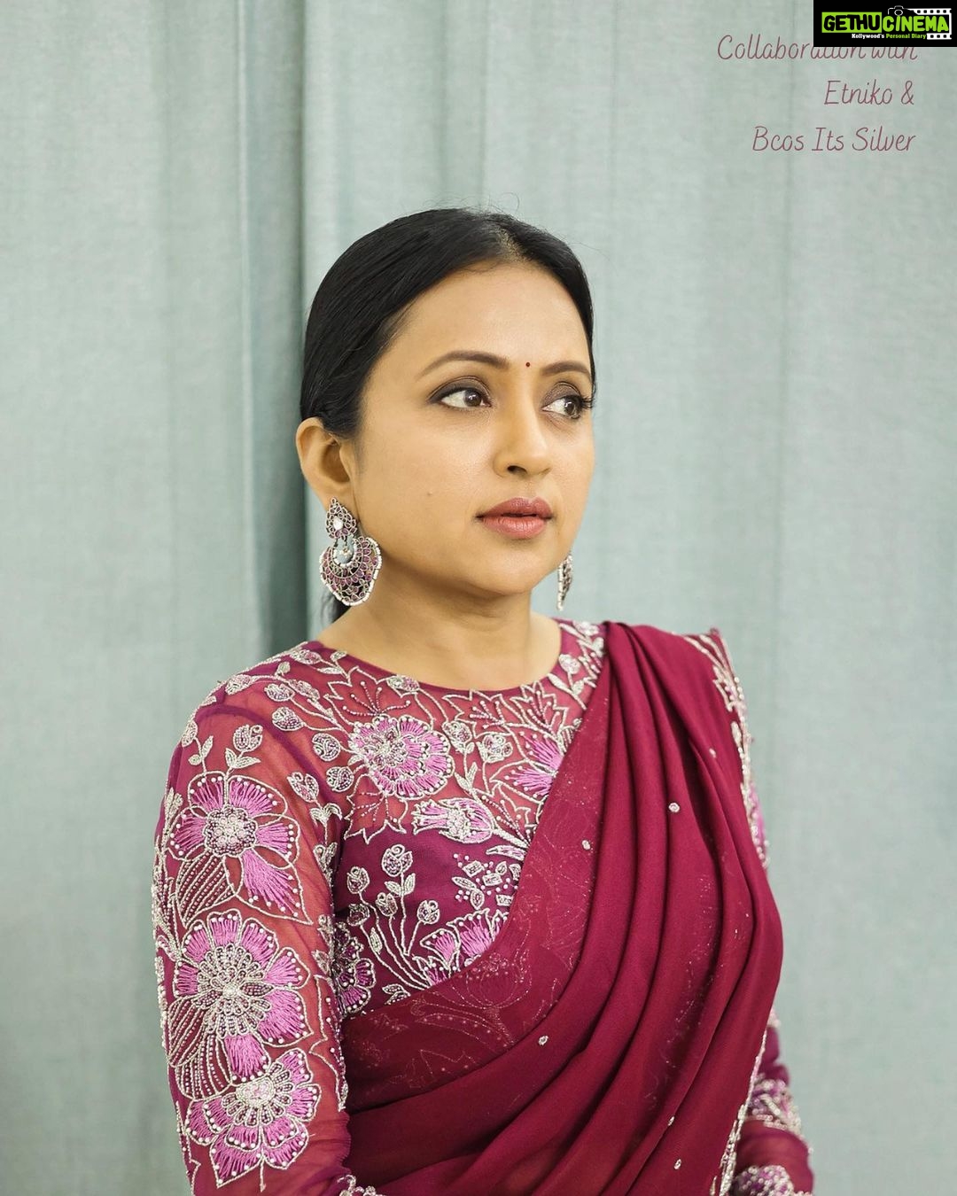 Suma Kanakala Instagram - ✨ Styled by @shravyavarma Assisted by @ushacherukuri_ Collaboration with Outfit @etniko.in Jewellery @bcos_its_silver Makeup @madhu_derangula Hair @malla_reddy_hairstylist Photography @swipeupproductions #sumakanakala #suma #anchorsuma #anchorsumakanakala #ootd