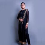 Suma Kanakala Instagram - It makes a big difference in your life when you stay positive 🖤 Styled by @officialanahita Style team @pranathivarma.k Collaboration with Outfit @varunchakkilam Jewellery @adornablesbysonalimehra Makeup @madhu_derangula Hair @chinnisrinu_stylist Photography @valmikiramuphotography #suma #sumakanakala #anchorsuma #anchorsumakanakala #saturday