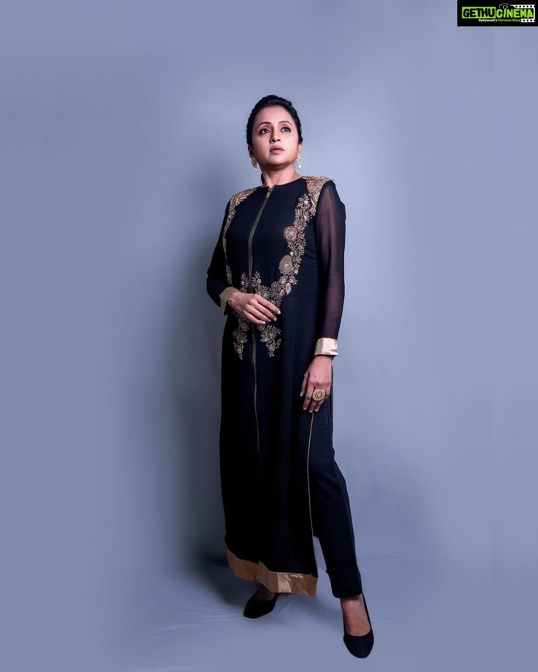Suma Kanakala Instagram - It makes a big difference in your life when you stay positive 🖤 Styled by @officialanahita Style team @pranathivarma.k Collaboration with Outfit @varunchakkilam Jewellery @adornablesbysonalimehra Makeup @madhu_derangula Hair @chinnisrinu_stylist Photography @valmikiramuphotography #suma #sumakanakala #anchorsuma #anchorsumakanakala #saturday
