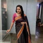 Suma Kanakala Instagram - 🌺 Styled by @shravyavarma Assisted by @ushacherukuri_ Collaboration with Outfit @omanas_clothing Jewellery @houseofqc Makeup @madhu_derangula Hair @malla_reddy_hairstylist #sumakanakala #anchorsuma #suma #anchorsumakanakala #ootd #sareelove