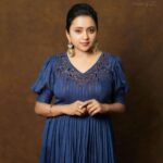 Suma Kanakala Instagram - 💙 Styled by @shravyavarma Assisted by @ushacherukuri_ Collaboration with Outfit @sujathagundoju Jewellery @houseofqc Makeup @madhu_derangula Hair @malla_reddy_hairstylist Photography @_anupphotography Edit @swipeupproductions #sumakanakala #suma #anchorsuma #anchorsumakanakala #ootd