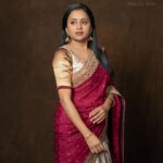 Suma Kanakala Instagram - In love with present weather at Hyd ☁️ Is it the same at your place? Styled by @shravyavarma Assisted by @ushacherukuri_ Collaboration with Outfit @nida_hyd Jewellery @bcos_its_silver Makeup @madhu_derangula Hair @malla_reddy_hairstylist Photography @_anupphotography #sumakanakala #suma #anchorsuma #anchorsumakanakala #ootd #throwbackthursday #sumaadda
