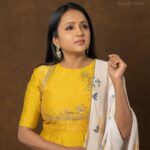 Suma Kanakala Instagram - 💛 Styled by @sumaiah.tabassum Collaboration with Outfit @anushareddy.couture Jewellery @bcos_its_silver Makeup @madhu_derangula Hair @shivaji_makeup_studios Photography @_anupphotography #sumakanakala #suma #anchorsuma #mondaymood