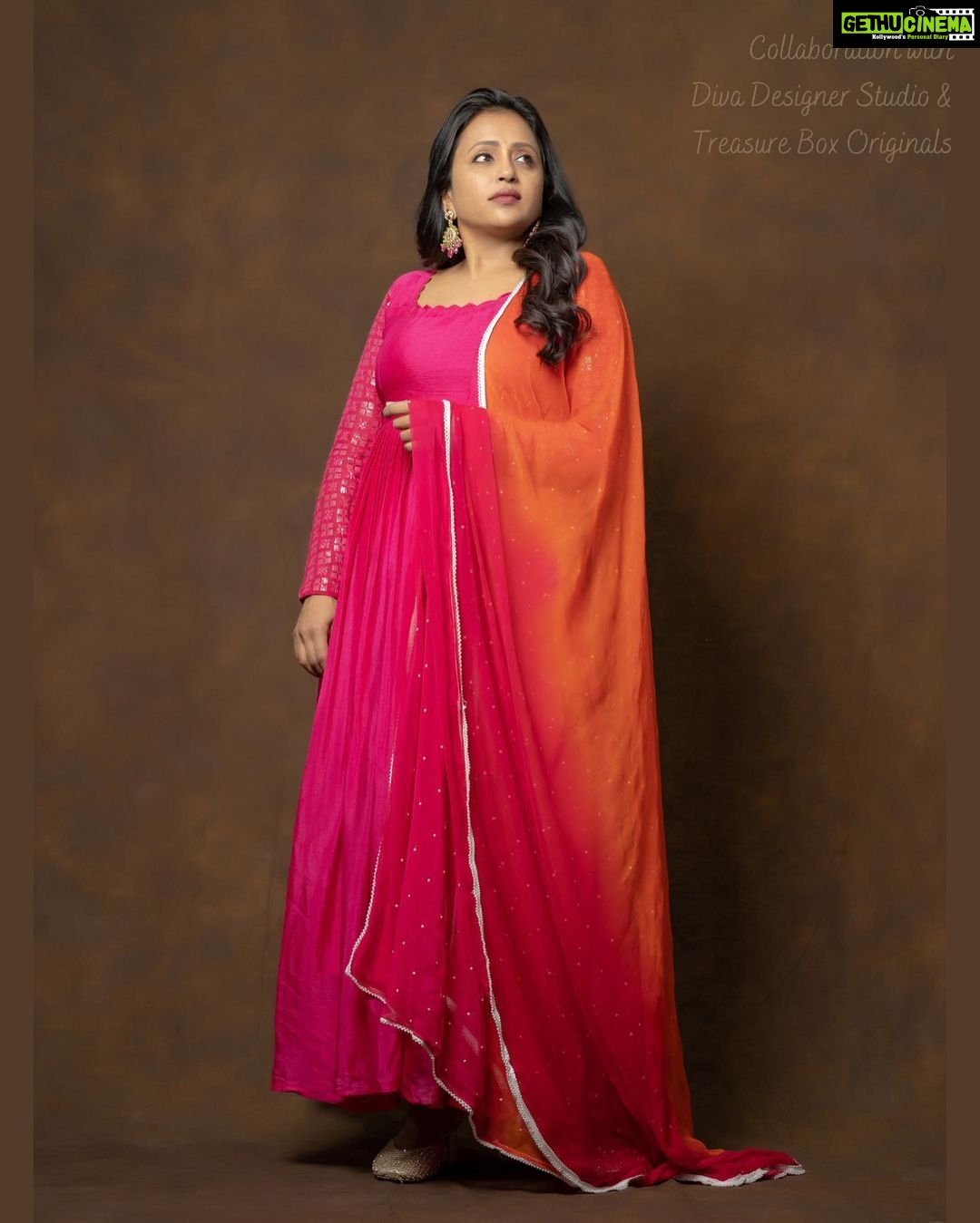 Suma Kanakala Instagram - š Styled by @shravyavarma Assisted by @ushacherukuri_ Collaboration with Outfit @diva_designer_studio_ Jewellery @treasureboxoriginals Hair @malla_reddy_hairstylist Photography @_anupphotography #sumakanakala #suma #anchorsuma #anchorsumakanakala #ootd #throwback