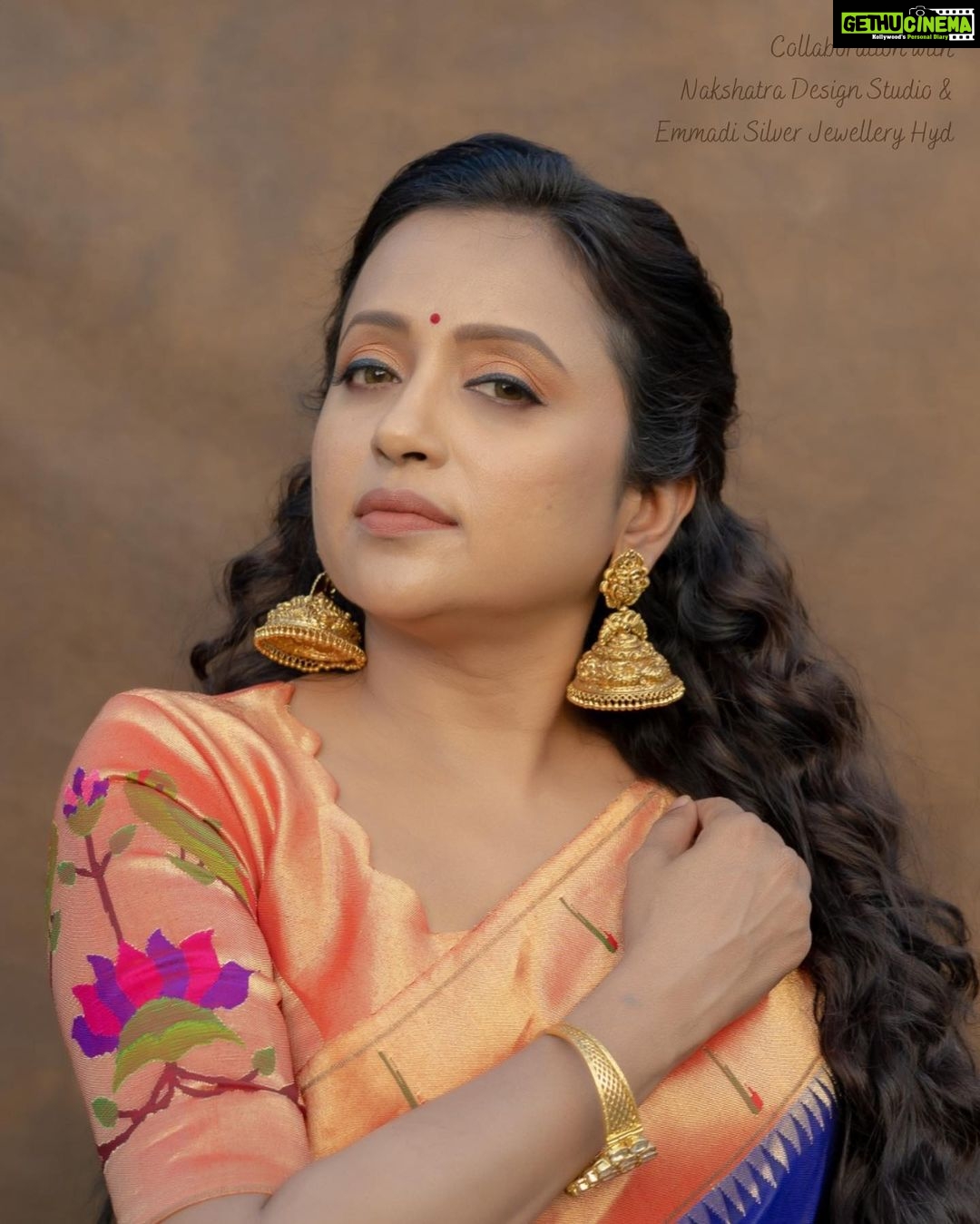 Suma Kanakala Instagram - Have a colourful week! 🦜 Collaboration with Outfit @nakshatradesignstudio Jewellery @emmadi_silver_jewellery_hyd Makeup & Hair @emraanartistry Photography @_anupphotography #sumakanakala #suma #anchorsumakanakala #anchorsuma #mondayblues #monday #saree