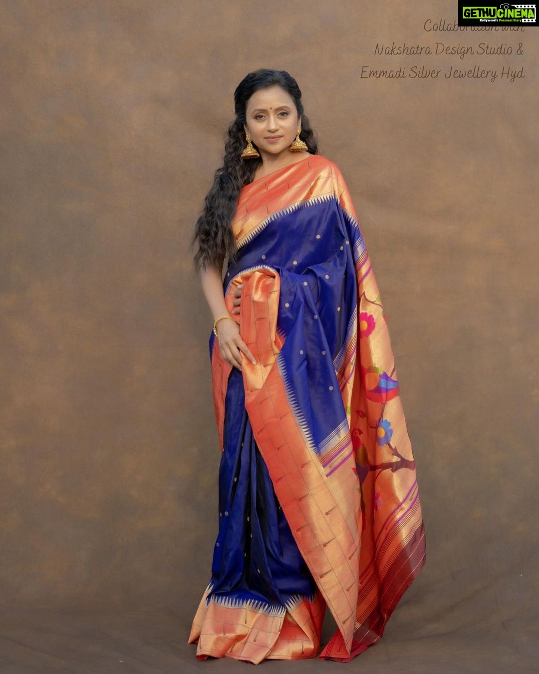Suma Kanakala Instagram - Have a colourful week! 🦜 Collaboration with Outfit @nakshatradesignstudio Jewellery @emmadi_silver_jewellery_hyd Makeup & Hair @emraanartistry Photography @_anupphotography #sumakanakala #suma #anchorsumakanakala #anchorsuma #mondayblues #monday #saree