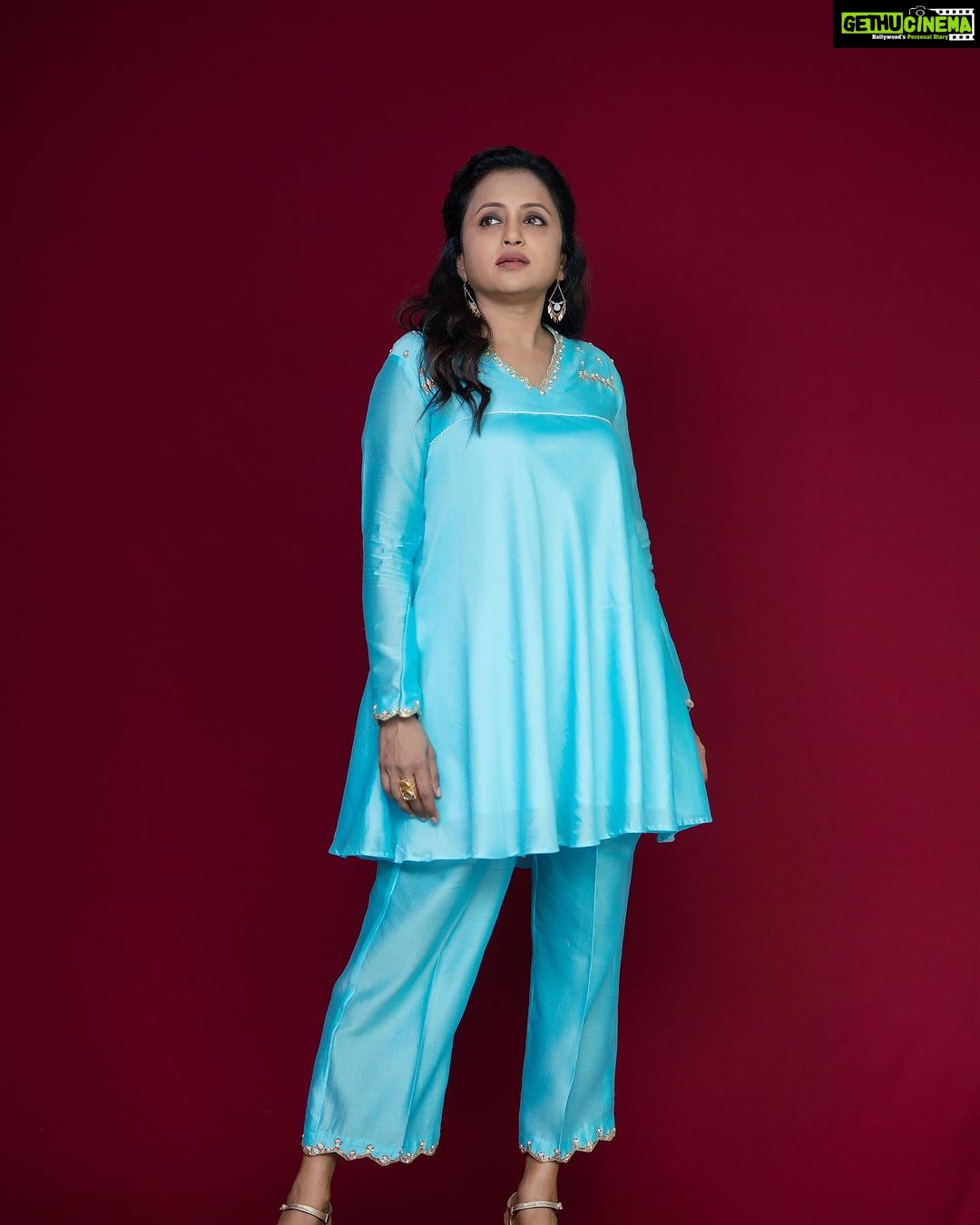 Suma Kanakala Instagram - Have a thriving Thursday 🦋 Styled by @stylebyannapurna Collaboration with Outfit @laya_gonuguntla Makeup @madhu_derangula Hair @chinnisrinu_stylist Photography @valmikiramuphotography #sumakanakala #suma #anchorsuma #anchorsumakanakala #thursday