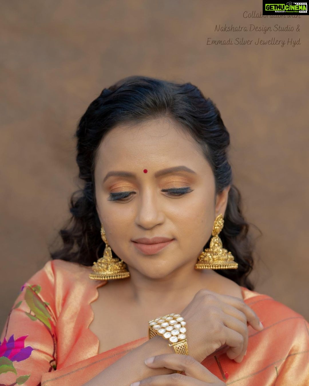 Suma Kanakala Instagram - Have a colourful week! 🦜 Collaboration with Outfit @nakshatradesignstudio Jewellery @emmadi_silver_jewellery_hyd Makeup & Hair @emraanartistry Photography @_anupphotography #sumakanakala #suma #anchorsumakanakala #anchorsuma #mondayblues #monday #saree