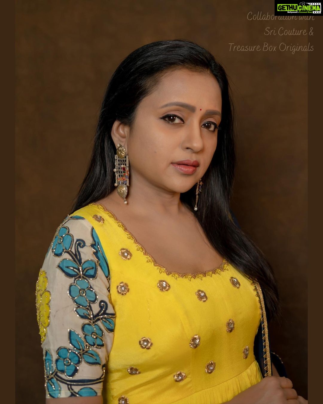Suma Kanakala Instagram - Happy Sunday π Styled by @shravyavarma Assisted by @ushacherukuri_ Collaboration with Outfit @sricouture Jewellery @treasureboxoriginals Makeup @madhu_derangula Hair @malla_reddy_hairstylist Photography @_anupphotography #sumakanakala #anchorsuma #anchorsumakanakala #suma #ootd #sunday