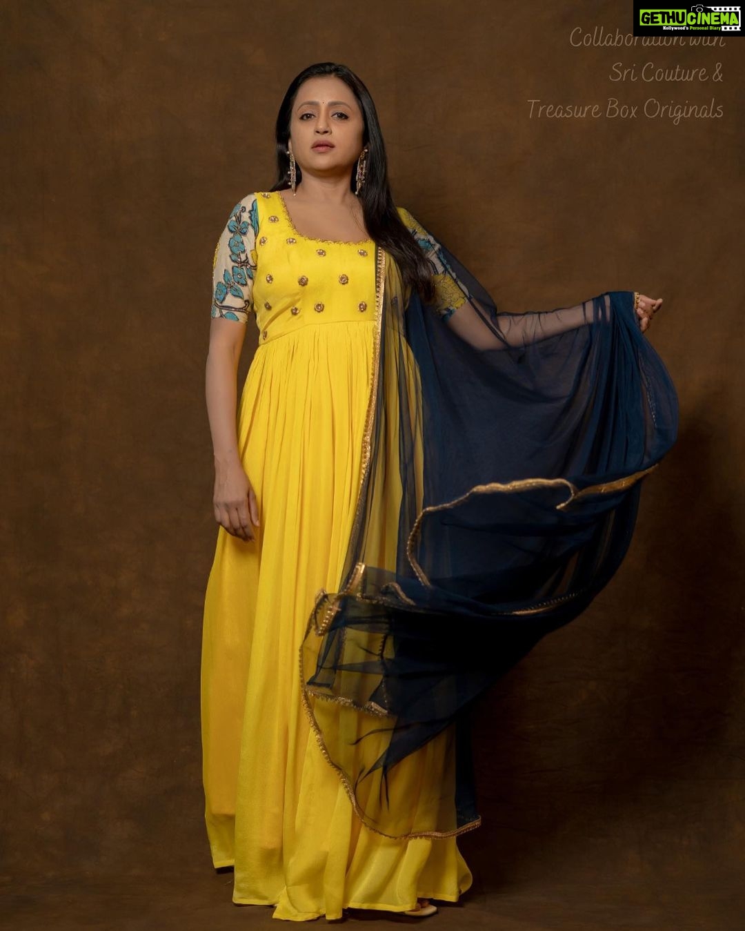 Suma Kanakala Instagram - Happy Sunday π Styled by @shravyavarma Assisted by @ushacherukuri_ Collaboration with Outfit @sricouture Jewellery @treasureboxoriginals Makeup @madhu_derangula Hair @malla_reddy_hairstylist Photography @_anupphotography #sumakanakala #anchorsuma #anchorsumakanakala #suma #ootd #sunday