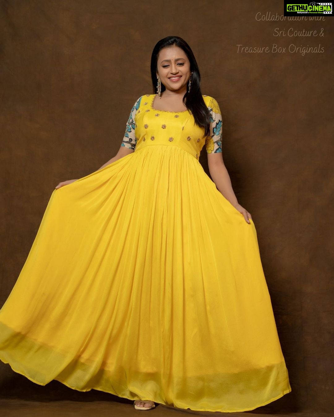 Suma Kanakala Instagram - Happy Sunday π Styled by @shravyavarma Assisted by @ushacherukuri_ Collaboration with Outfit @sricouture Jewellery @treasureboxoriginals Makeup @madhu_derangula Hair @malla_reddy_hairstylist Photography @_anupphotography #sumakanakala #anchorsuma #anchorsumakanakala #suma #ootd #sunday
