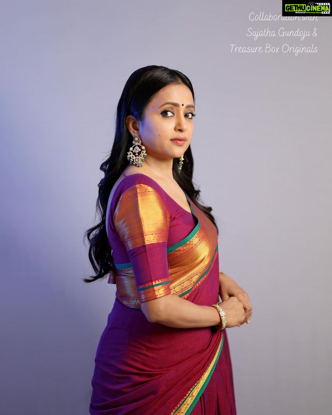 Suma Kanakala Instagram - Happy Monday y’all! ❤️ Styled by @shravyavarma Assisted by @ushacherukuri_ Collaboration with Outfit @sujathagundoju Jewellery @treasureboxoriginals Makeup @madhu_derangula Hair @malla_reddy_hairstylist Photography @swipeupproductions #sumakanakala #suma #anchorsuma #anchorsumakanakala #monday #sumaadda