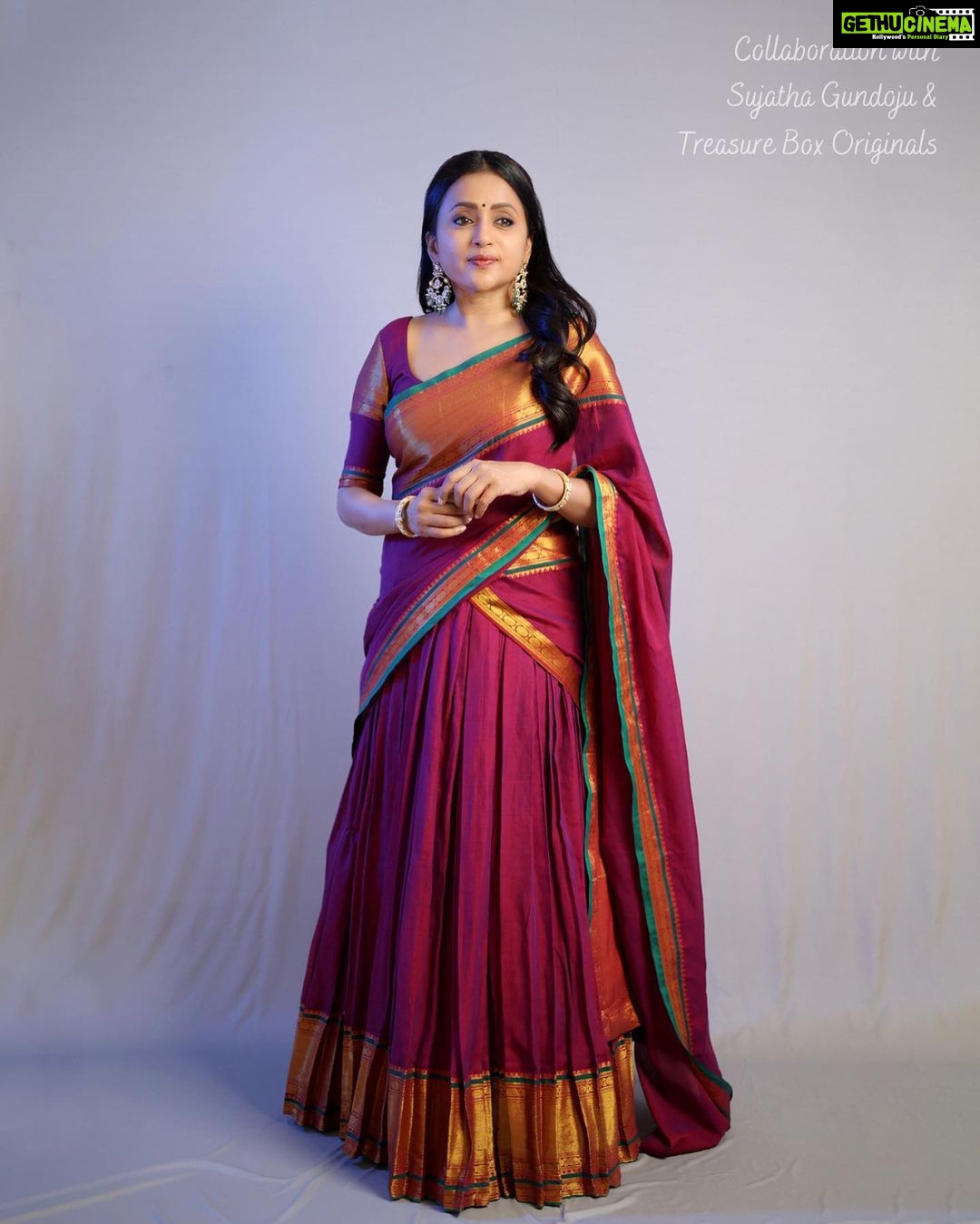 Suma Kanakala Instagram - Happy Monday y’all! ❤️ Styled by @shravyavarma Assisted by @ushacherukuri_ Collaboration with Outfit @sujathagundoju Jewellery @treasureboxoriginals Makeup @madhu_derangula Hair @malla_reddy_hairstylist Photography @swipeupproductions #sumakanakala #suma #anchorsuma #anchorsumakanakala #monday #sumaadda
