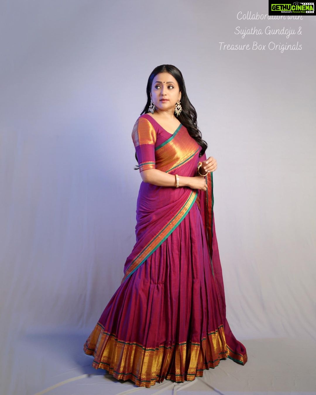 Suma Kanakala Instagram - Happy Monday y’all! ❤️ Styled by @shravyavarma Assisted by @ushacherukuri_ Collaboration with Outfit @sujathagundoju Jewellery @treasureboxoriginals Makeup @madhu_derangula Hair @malla_reddy_hairstylist Photography @swipeupproductions #sumakanakala #suma #anchorsuma #anchorsumakanakala #monday #sumaadda