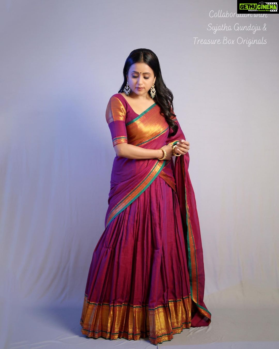 Suma Kanakala Instagram - Happy Monday y’all! ❤️ Styled by @shravyavarma Assisted by @ushacherukuri_ Collaboration with Outfit @sujathagundoju Jewellery @treasureboxoriginals Makeup @madhu_derangula Hair @malla_reddy_hairstylist Photography @swipeupproductions #sumakanakala #suma #anchorsuma #anchorsumakanakala #monday #sumaadda