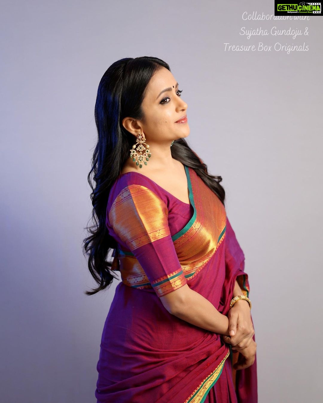 Suma Kanakala Instagram - Happy Monday y’all! ❤️ Styled by @shravyavarma Assisted by @ushacherukuri_ Collaboration with Outfit @sujathagundoju Jewellery @treasureboxoriginals Makeup @madhu_derangula Hair @malla_reddy_hairstylist Photography @swipeupproductions #sumakanakala #suma #anchorsuma #anchorsumakanakala #monday #sumaadda