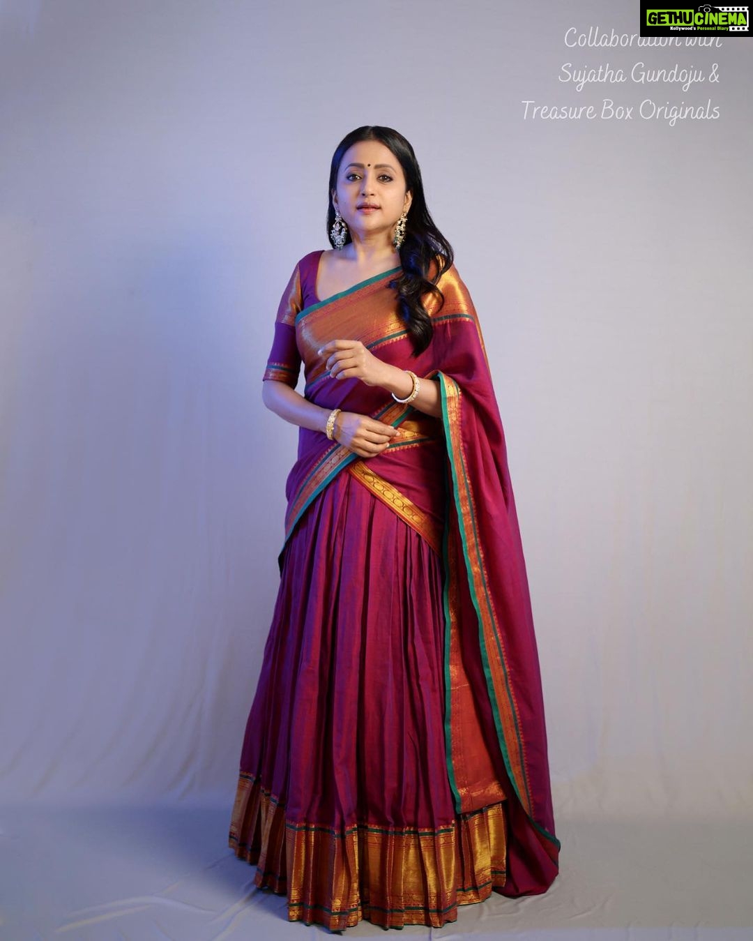 Suma Kanakala Instagram - Happy Monday y’all! ❤️ Styled by @shravyavarma Assisted by @ushacherukuri_ Collaboration with Outfit @sujathagundoju Jewellery @treasureboxoriginals Makeup @madhu_derangula Hair @malla_reddy_hairstylist Photography @swipeupproductions #sumakanakala #suma #anchorsuma #anchorsumakanakala #monday #sumaadda