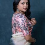 Suma Kanakala Instagram - 🌸 Styled by @stylebyannapurna Collaboration with Outfit @bytarunisrigiri Makeup @emraanartistry Hair @chinnisrinu_stylist Photography @valmikiramuphotography Reel edit @swipeupproductions #sumakanakala #anchorsuma #suma #anchorsumakanakala #tuesday