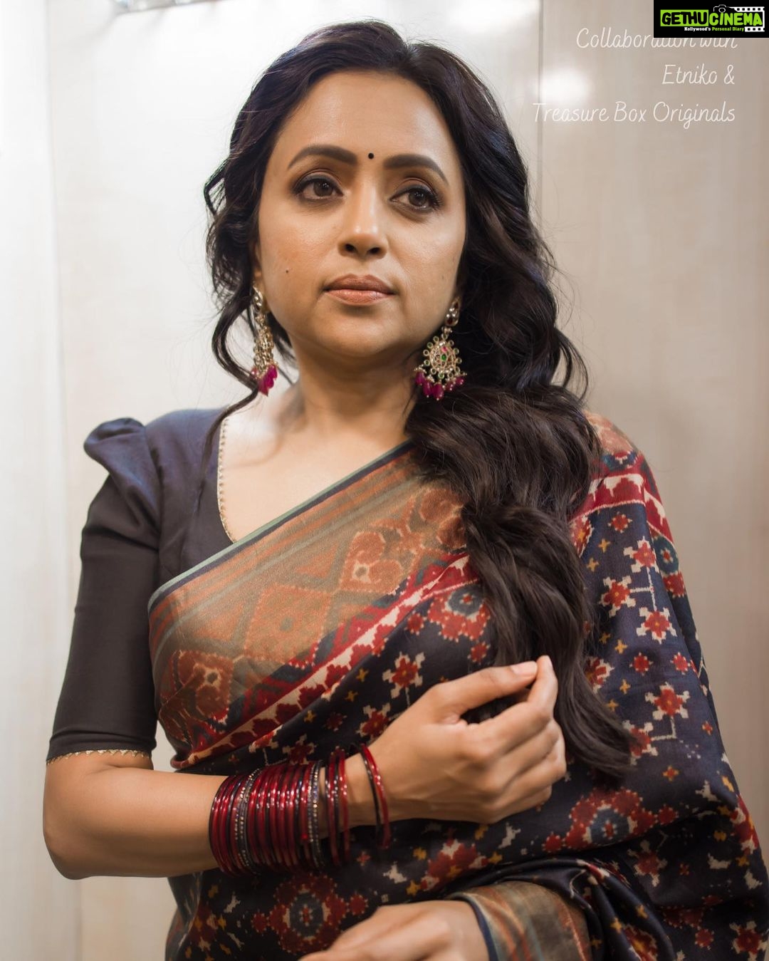 Suma Kanakala Instagram - π€ Styled by @shravyavarma Assisted by @ushacherukuri_ Collaboration with Outfit @etniko.in Jewellery @treasureboxoriginals Makeup & Hair @emraanartistry #sumakanakala #suma #anchorsuma #anchorsumakanakala #ootd #saree #throwbackthursday
