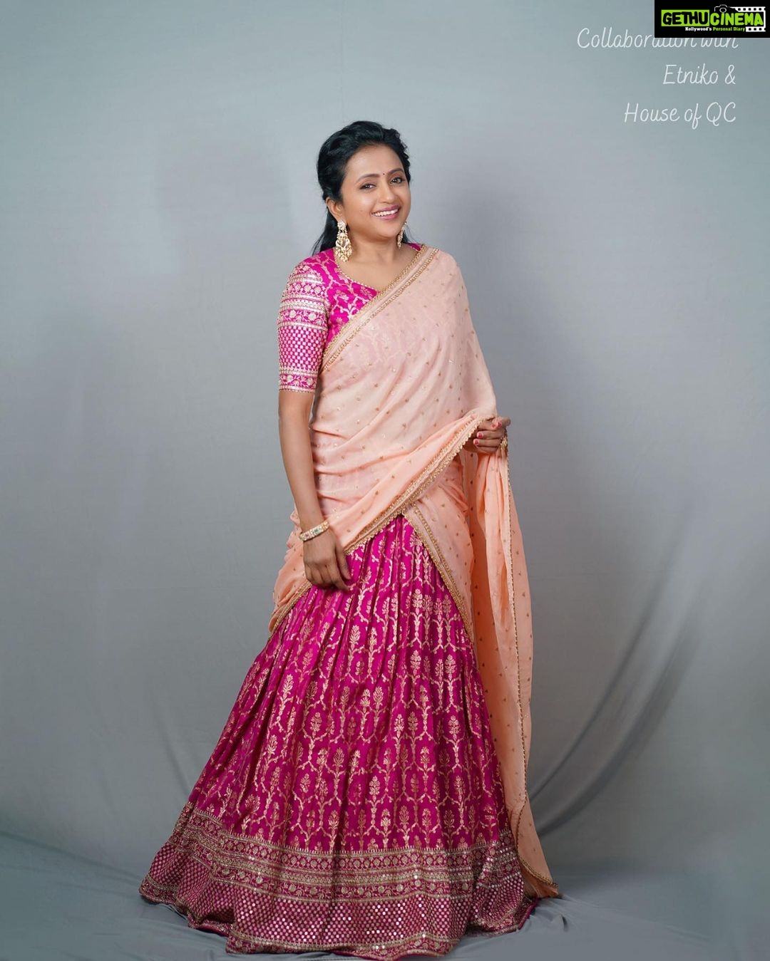 Suma Kanakala Instagram - 🌸 Styled by @shravyavarma Assisted by @ushacherukuri_ Collaboration with Outfit @etniko.in Jewellery @houseofqc Makeup @madhu_derangula Hair @malla_reddy_hairstylist Photography @swipeupproductions #sumakanakala #suma #anchorsuma #ootd #throwback #friyay #sumaadda