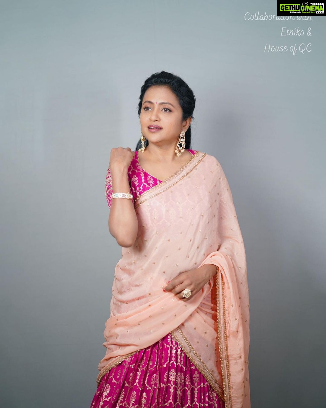 Suma Kanakala Instagram - 🌸 Styled by @shravyavarma Assisted by @ushacherukuri_ Collaboration with Outfit @etniko.in Jewellery @houseofqc Makeup @madhu_derangula Hair @malla_reddy_hairstylist Photography @swipeupproductions #sumakanakala #suma #anchorsuma #ootd #throwback #friyay #sumaadda
