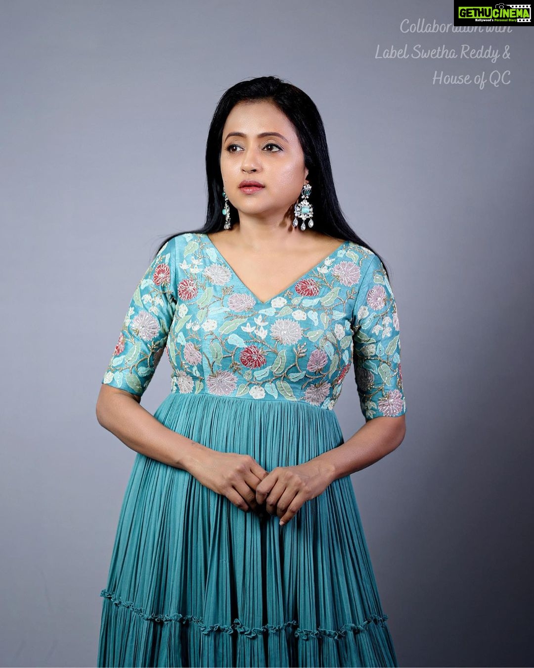 Suma Kanakala Instagram - 🦋 Styled by @shravyavarma Assisted by @ushacherukuri_ Collaboration with Outfit @labelswethareddy Jewellery @houseofqc Makeup @madhu_derangula Hair @malla_reddy_hairstylist Photography @swipeupproductions #sumakanakala #suma #anchorsuma #anchorsumakanakala #ootd #throwback #saturday