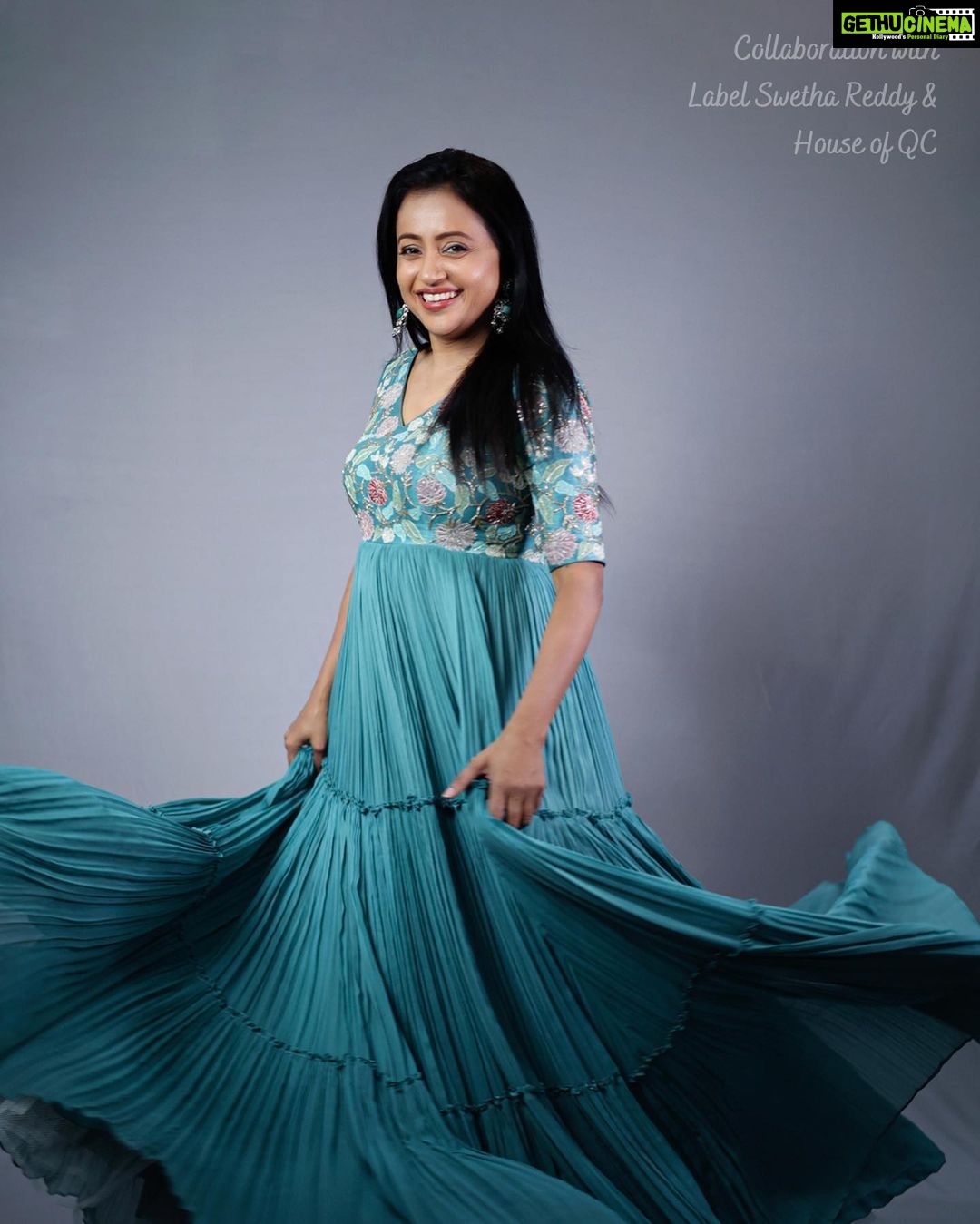 Suma Kanakala Instagram - 🦋 Styled by @shravyavarma Assisted by @ushacherukuri_ Collaboration with Outfit @labelswethareddy Jewellery @houseofqc Makeup @madhu_derangula Hair @malla_reddy_hairstylist Photography @swipeupproductions #sumakanakala #suma #anchorsuma #anchorsumakanakala #ootd #throwback #saturday