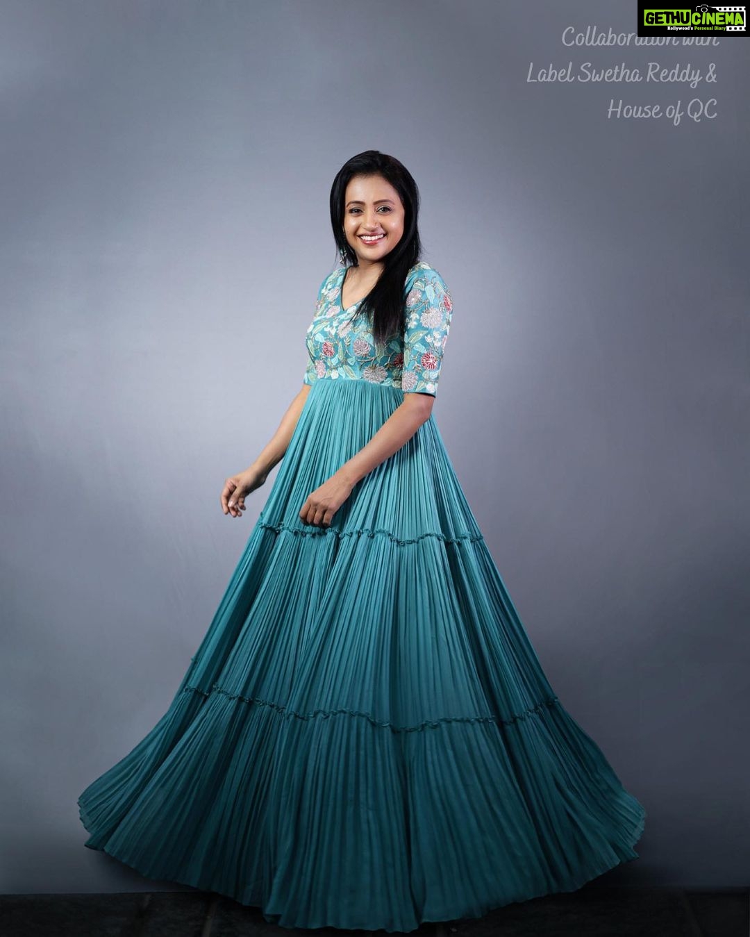 Suma Kanakala Instagram - 🦋 Styled by @shravyavarma Assisted by @ushacherukuri_ Collaboration with Outfit @labelswethareddy Jewellery @houseofqc Makeup @madhu_derangula Hair @malla_reddy_hairstylist Photography @swipeupproductions #sumakanakala #suma #anchorsuma #anchorsumakanakala #ootd #throwback #saturday