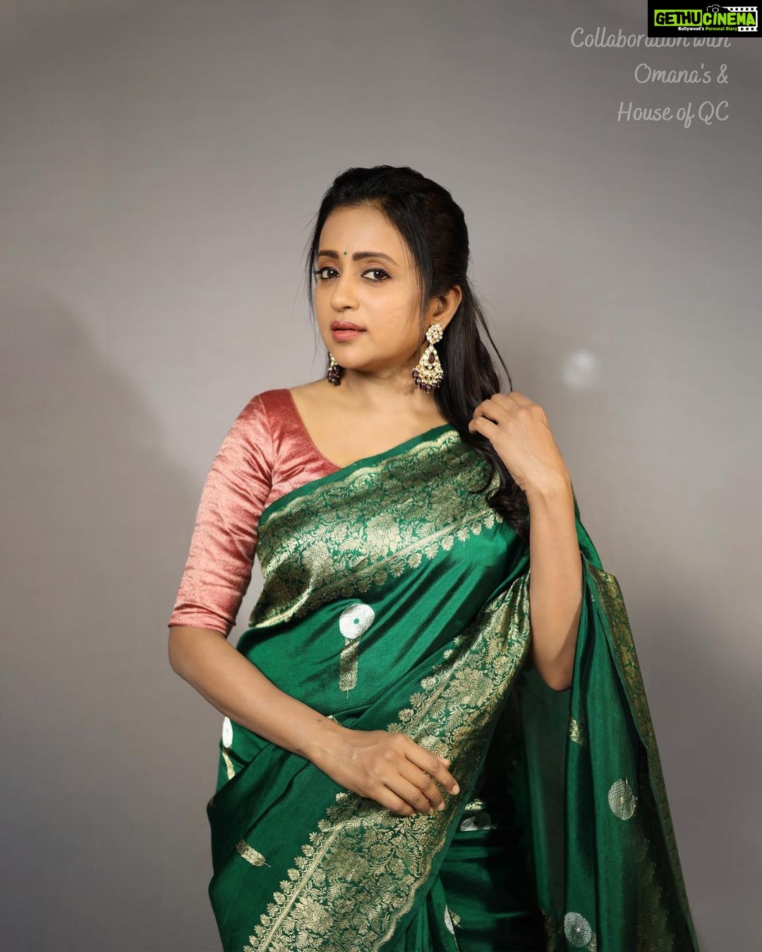 Suma Kanakala Instagram - శ్రీ రామ నవమి శుభాకాంక్షలు 🙏 Styled by @shravyavarma Assisted by @ushacherukuri_ Collaboration with Outfit @omanas_clothing Jewellery @houseofqc Makeup @madhu_derangula Hair @malla_reddy_hairstylist Photography @swipeupproductions #sumakanakala #suma #anchorsumakanakala #saree #festive