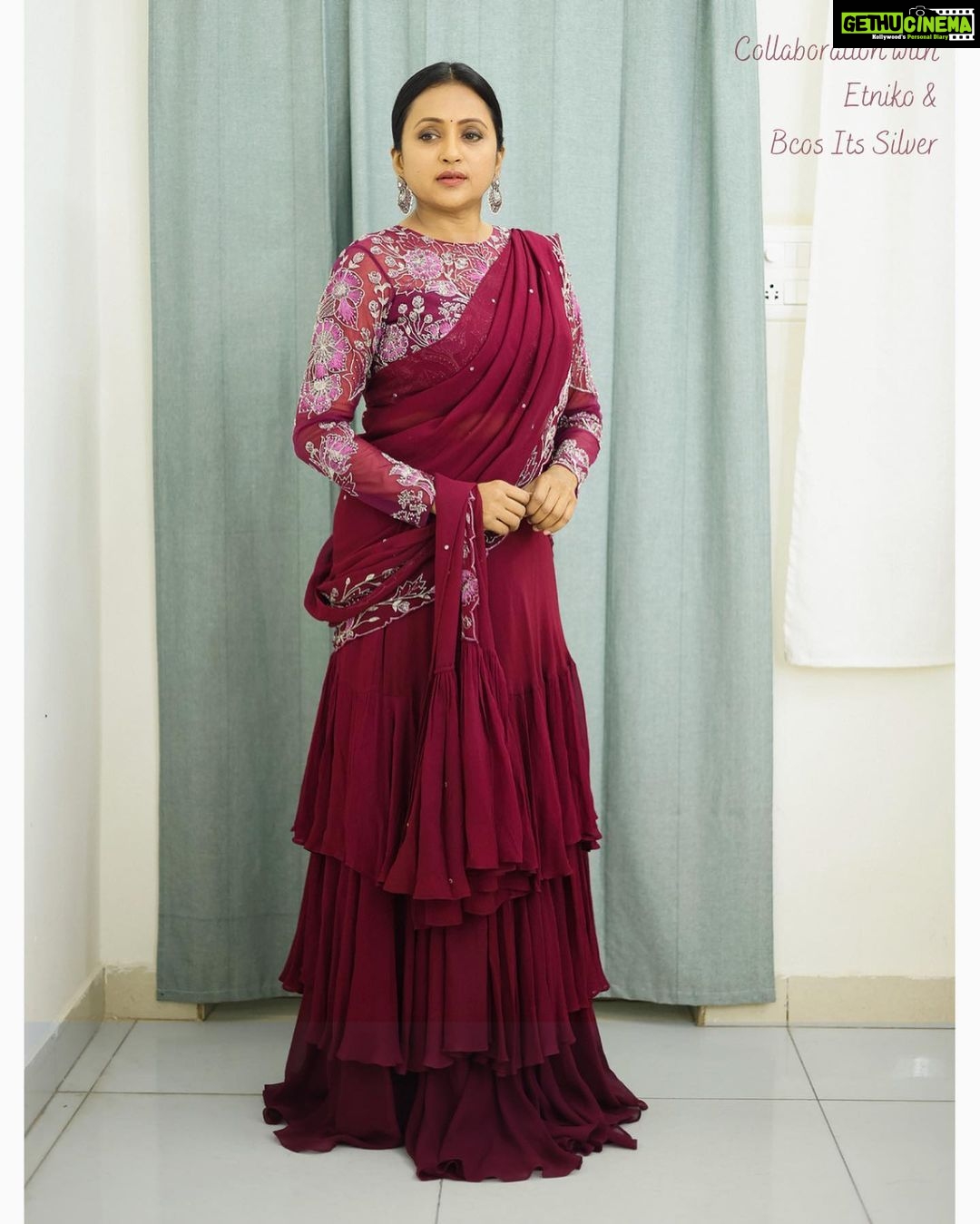 Suma Kanakala Instagram - ✨ Styled by @shravyavarma Assisted by @ushacherukuri_ Collaboration with Outfit @etniko.in Jewellery @bcos_its_silver Makeup @madhu_derangula Hair @malla_reddy_hairstylist Photography @swipeupproductions #sumakanakala #suma #anchorsuma #anchorsumakanakala #ootd