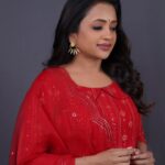Suma Kanakala Instagram - Chase your dreams with passion and determination ❤️ Styled by @stylebyannapurna Collaboration with Outfit @maramsclothing_official Jewellery @thetrinkaholic Makeup & Nails @emraanartistry Hair @koduruamarnath Photography @valmikiramuphotography #sumakanakala #suma #anchorsuma #anchorsumakanakala #tuesday