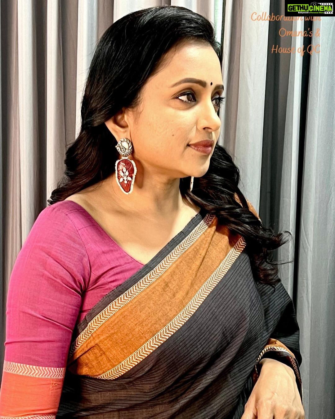 Suma Kanakala Instagram - 🌺 Styled by @shravyavarma Assisted by @ushacherukuri_ Collaboration with Outfit @omanas_clothing Jewellery @houseofqc Makeup @madhu_derangula Hair @malla_reddy_hairstylist #sumakanakala #anchorsuma #suma #anchorsumakanakala #ootd #sareelove